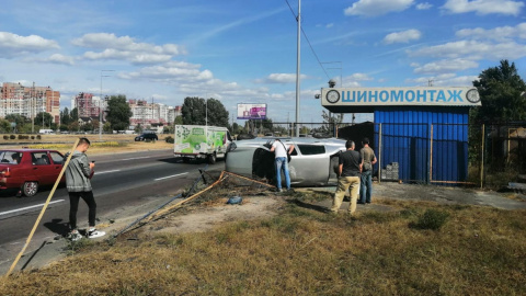 Іномарка влетіла в шиномонтаж в Києві, зробила кульбіт і перекинулася