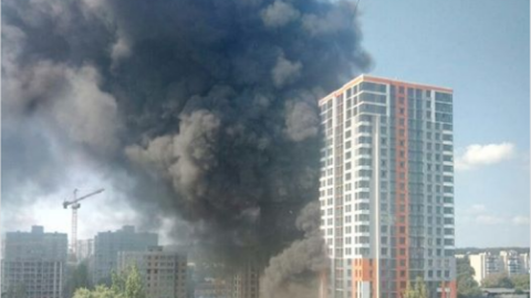 На Мінському масиві масштабна пожежа в новобудові, чорний стовп диму видно по всьому Києву