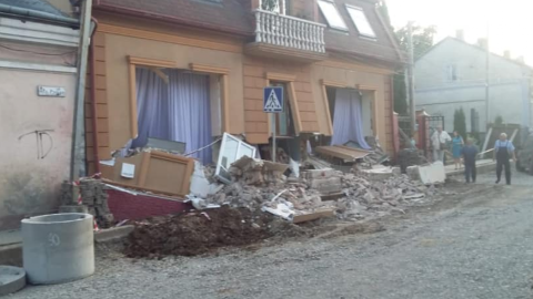 У Чернівцях у центрі обвалився будинок: всередині перебувала господиня з дітьми