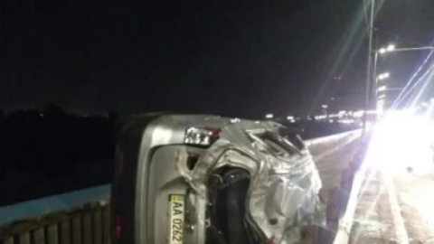 У Києві на Північному мосту перекинувся автомобіль і вилетів за відбійник