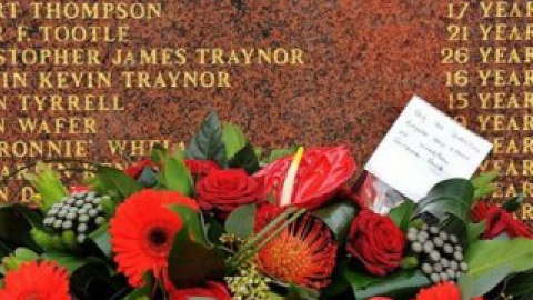 Мемориал посвященной памяти жертв давки в "Хиллсборо".
