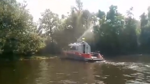 У Києві горів острів: для гасіння задіяли катер