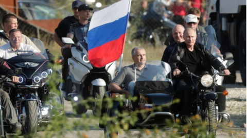 Путін везе на мотоциклі "Урал" так званого "главу Криму" Сергія Аксьонова Фото: ТАСС