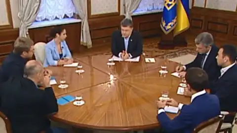 10 главных тезисов из вечернего воскресного интервью Порошенко телеканалам