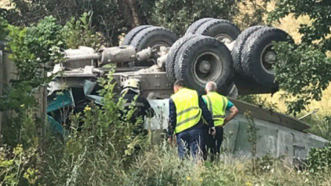 У Харкові впала з мосту вантажівка з піском