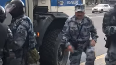 Колишній "беркутівець" Кусюк розганяв мітинг за вільні вибори в Москві