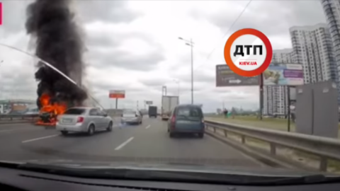 У Києві на проспекті Бажана дотла згорів автомобіль, пробка заважала його загасити