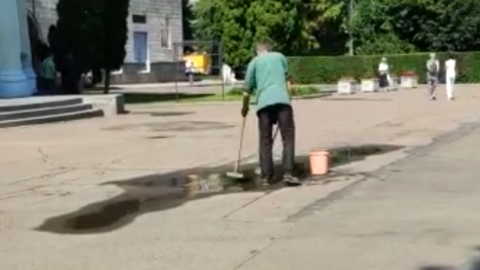До приїзду Зеленського в Черкасах шваброю і совком сушили калюжі