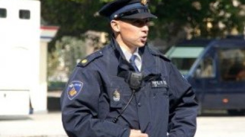 Полиция арестовала около 20 человек.