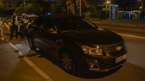 Втік від поліції в кущі: у Києві начальника відділення прокуратури помітили п'яним за кермом