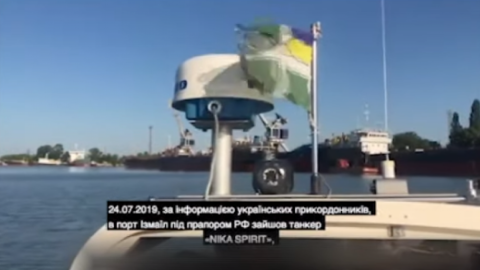 Відео дня: затримання в Ізмаїлі російського танкера, який блокував українські кораблі