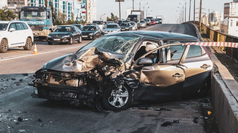 Водій Daewoo виїхав на зустрічну смугу біля метро в Києві і загинув, утворився величезний затор