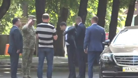 Зеленський відштовхнув Полторака. Скріншот відео "Наш" 