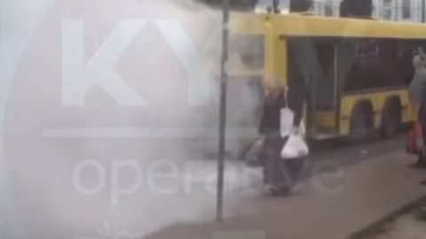 У Києві біля метро Чернігівська двічі за добу загорівся транспорт