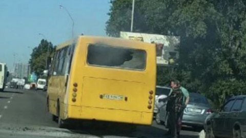 У Києві на "Лісовій" горіла маршрутка: опубліковано відео