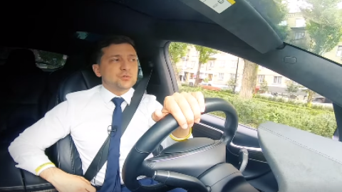 Зеленський у своїй Tesla розповів, як правильно голосувати на виборах в Раду
