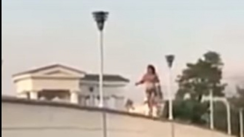 Жінка на перилах Тещиного мосту. Скріншот відео vgorode.ua
