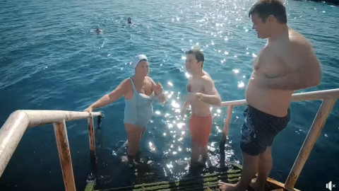Зеленський і Богдан знялися в плавках в одеському море для відео про перевірку води