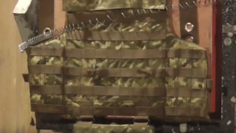 Випробування бракованих бронежилетів. Скріншот відео.
