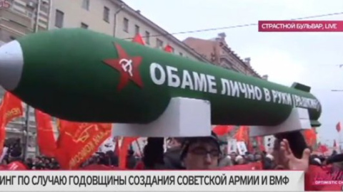 ​Экс-посол США не поверил своим глазам, увидев фото с "ракетой для Обамы" на митинге КПРФ в Москве