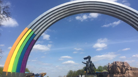 Арка "Дружбы народов" неожиданно стала радужной, в соцсетях обескуражены. Фото: facebook.com/gennadiy.kurochka