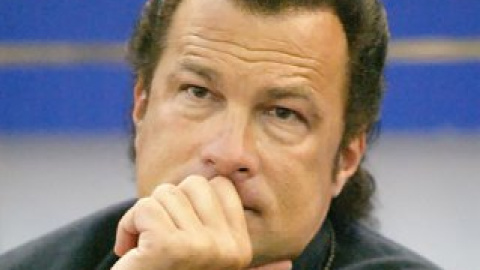 Знаменитый актер боевиков Стивен Сигал.