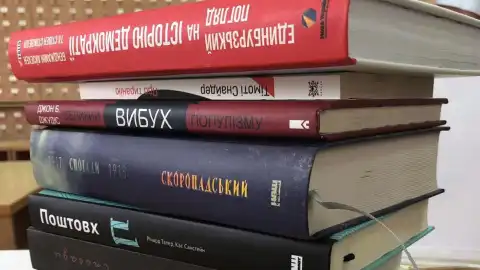 Полиця Книжкового клубу "Нова Україна". Фото: facebook.com/newukraineinstitute