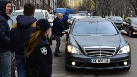 Саакашвили катается по Киеву на серебристом "Мерсе" и с золотым iPhone в руках