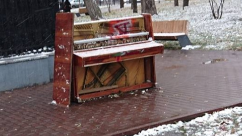 Фортепиано, на котором играли киеляне и гости города, теперь разбито. Фото: vk.com/typical_kiev