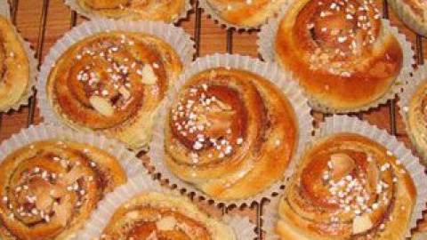 Сумка была наполнена сладкой выпечкой.