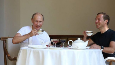 Соцсети глумятся над Путиным-Медведевым в американских кроссовках
