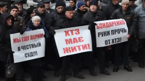 Працівники ХТЗ пікетували суд з вимогою закрити справу проти гендиректора підприємства