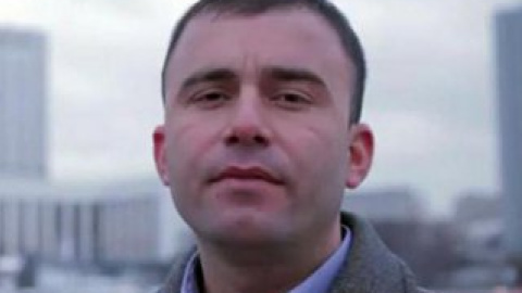 Таджикский артист в довольно нескладной форме выражает свою радость победе Путина на выборах.