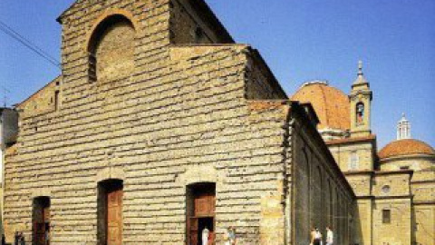 Церква Мікеланджело з пісківця облицюють мармуром.