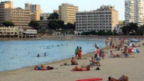 Пляж і готелі курорту Магалуф на Майорці.