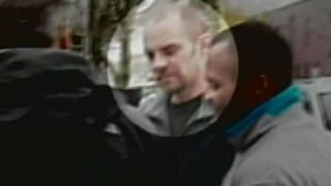 Полиция передала задержанного Уивера ФБР, которое и поместило его обратно в тюрьму. Кадр телеканала CBS