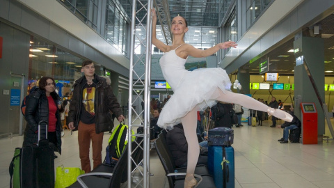 Балерина приятно удивила пассажиров аэропорта. Фото: facebook.com/airportkiev