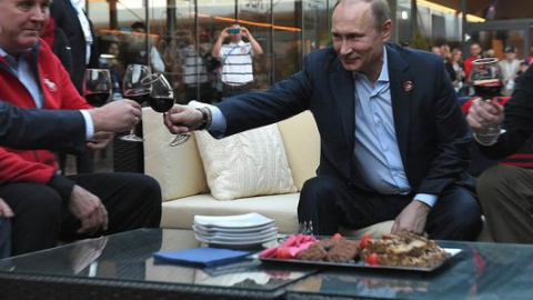Independent: В штате Путина есть постоянный дегустатор, обязанность которого - проверять, не отравлена ли еда президента