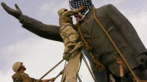 У 2003 році статую було демонтовано за допомогою американської військової техніки.