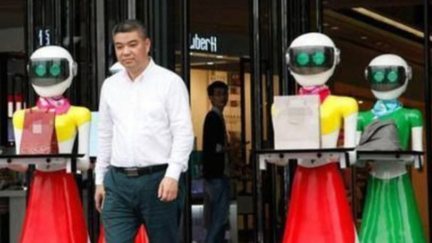 ​Китаец стал местной знаменитостью после шоппинга с 8 робослужанками