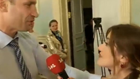 ​Кличко поцеловал любопытную журналистку