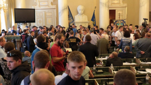 Полиция проводит проверку участников конфликта. Фото: Павло Паламарчук