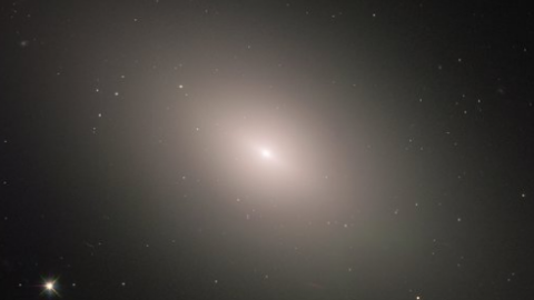 Эллиптическая галактика из созвездия Девы. Фото: spacetelescope.org