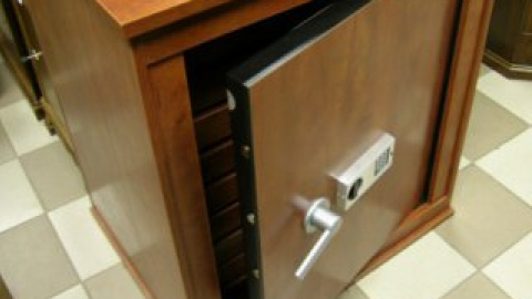 Покупець сейфа відмовився поділитися з продавцем грошима.