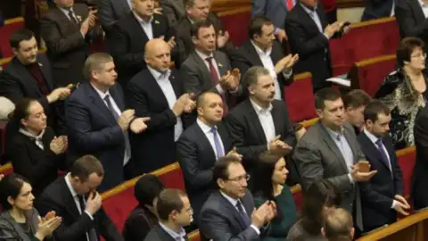 Депутаты аплодируют принятию решения о снятии внеблоковости