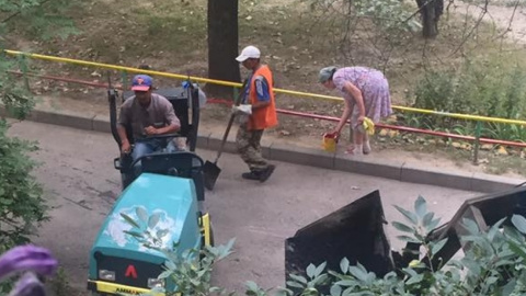 После победы Баландина начался ремонт его двора. Фото: facebook.com/anna.sofia.5473