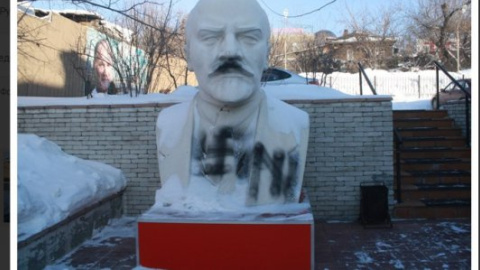 ​В Новосибирске на памятнике Ленину нарисовали свастику и символы батальона "Азов"