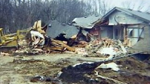 Американець зніс свій будинок, щоб не віддавати його банку за борги