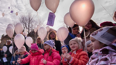 Воздушные шары со стихами отпустили в небо. Фото: facebook.com/serg.bobra