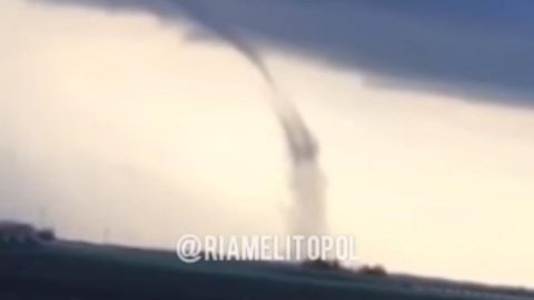 Возле Мелитополя заметили огромный смерч